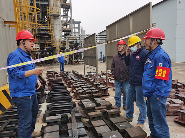 1606463153791485.jpeg 生產(chǎn)部部長郭淑平、尿素車間主任武保洲等人在尿素現(xiàn)場查看DA501篩板.jpg