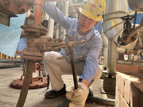 1684137348167328.jpeg 黨員突擊隊(duì) 檢修現(xiàn)場最可愛的人-趙冬.jpg