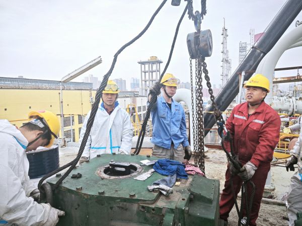 10月17日，檢修人員在煤漿槽上方吊裝減速機.jpg