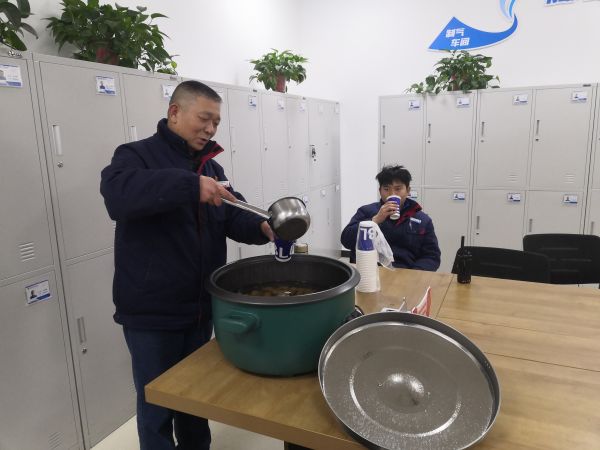 圖1 12月8日，剛忙完工作的職工杜仲毅喝著冰糖雪梨水。肖歡 攝.jpg