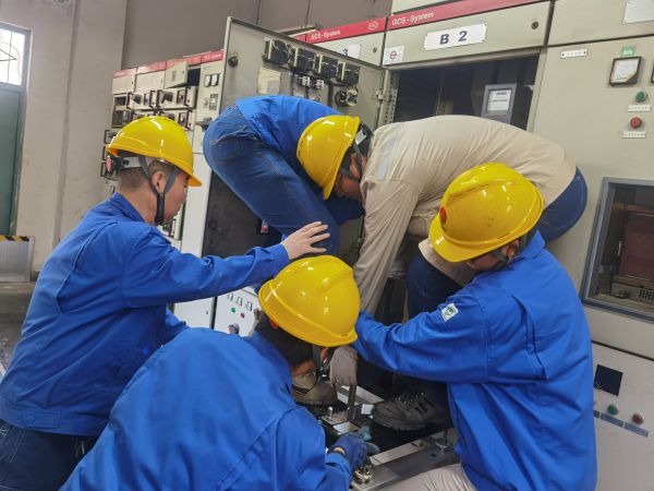 今年大檢修期間，電氣檢修人員齊心協(xié)力“修舊利廢”.jpg