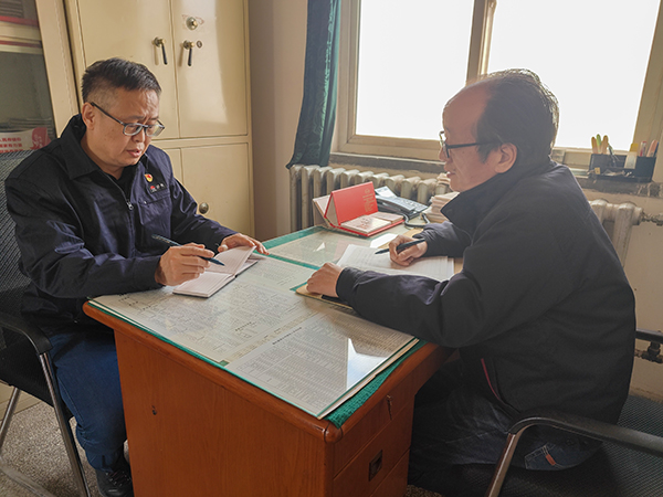 1705047029419257.jpeg 1月10日物料車(chē)間支部書(shū)記喬玄與車(chē)間安全員進(jìn)行日常談心談話(huà).jpg