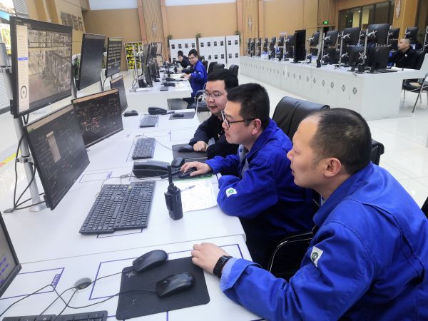 圖1 4月22日，計(jì)控電儀部副部長(zhǎng)賀捷坤、工藝副主任韓曉亮及相關(guān)專業(yè)技術(shù)人員與現(xiàn)場(chǎng)配合乏熱回收開車工作。肖歡 攝.jpg