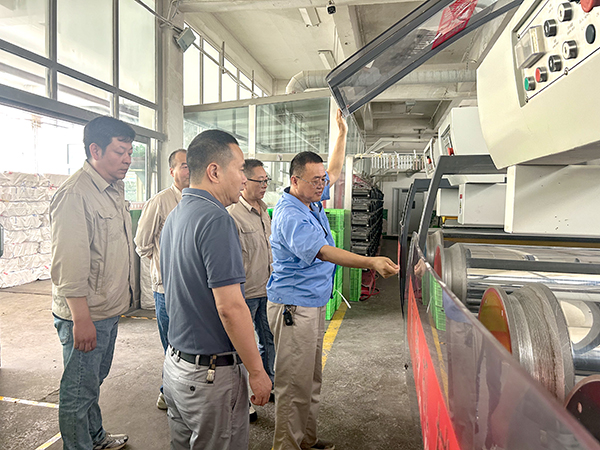 1721296976325462.jpeg 7月18日,總經(jīng)理李留道陪同陜西省安全督導(dǎo)幫扶小組到公司生產(chǎn)現(xiàn)場進(jìn)行了系統(tǒng)檢查.jpg