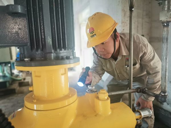 1722496314567292.jpeg 李鑫在現(xiàn)場檢查加藥泵.jpg