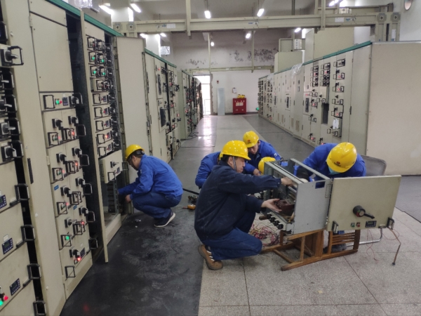 12月，檢修二班自主維修配電室開關(guān)柜.jpg