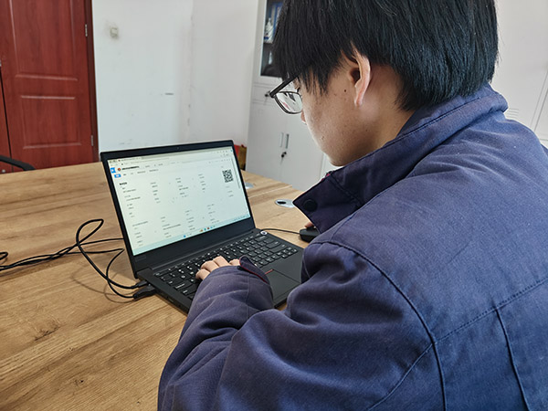 1737538785670258.jpeg 儀表工崔晨在使用設(shè)備全生命周期管理平臺(tái)查詢儀表資料.jpg